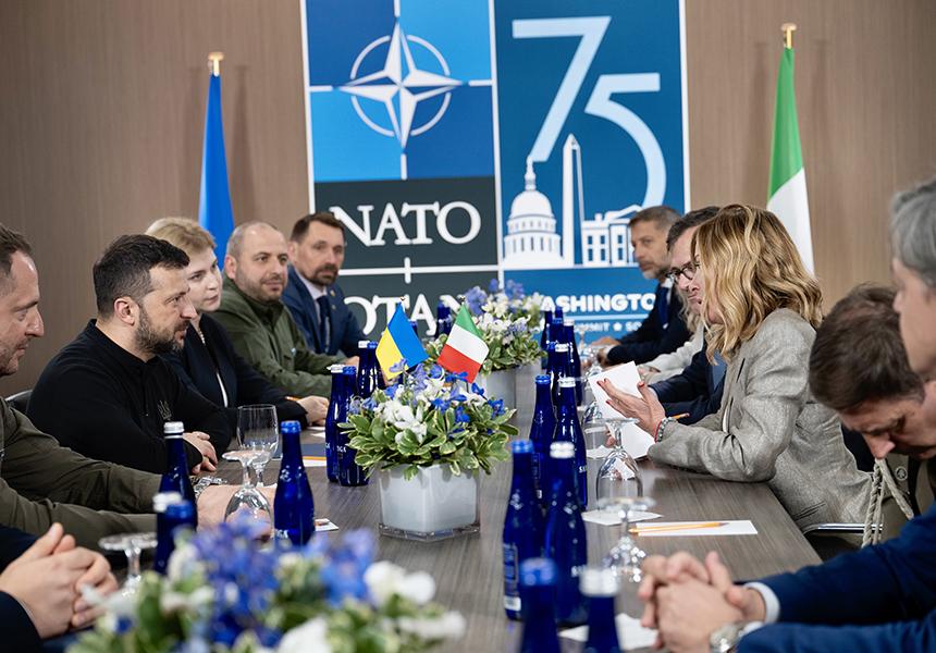 Giorgia Meloni e Volodymyr Zelensky al vertice NATO