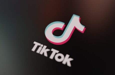 Immagine rappresentativa dell'articolo su TikTok e spam IA