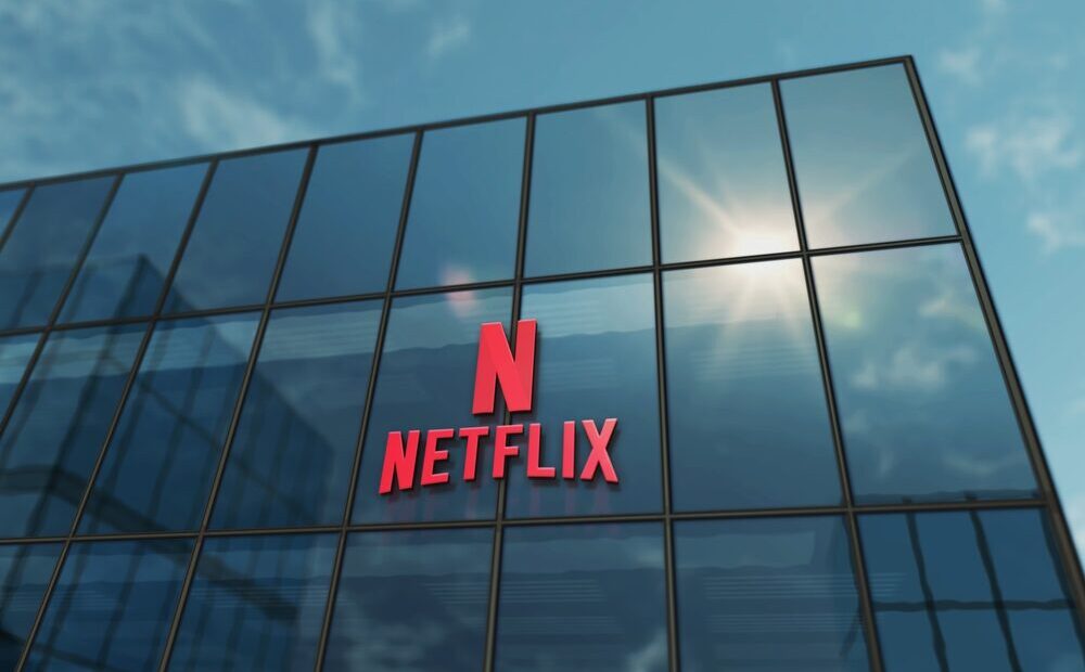 Logo di Netflix con elementi di intelligenza artificiale