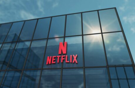 Logo di Netflix con elementi di intelligenza artificiale