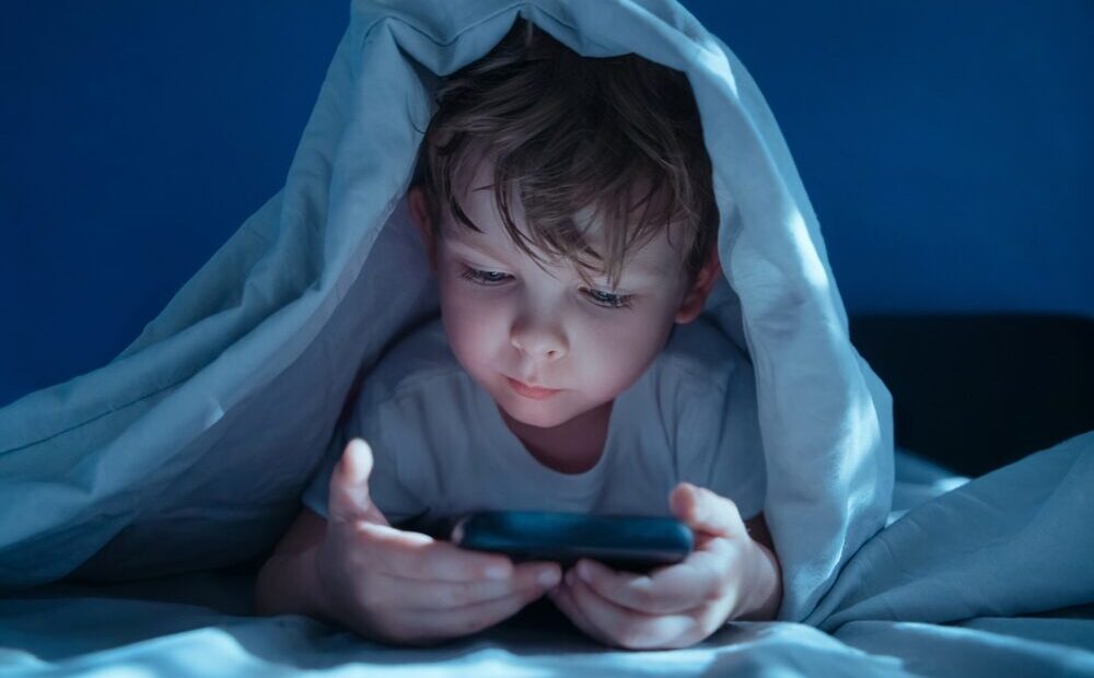 Rischi esposizione schermi per bambini e adolescenti