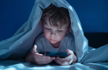 Rischi esposizione schermi per bambini e adolescenti