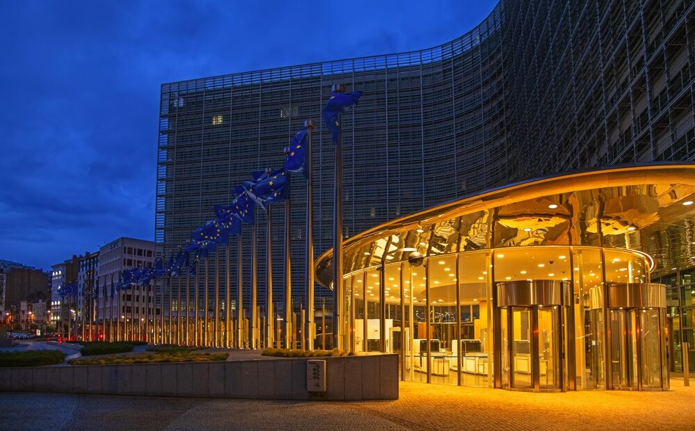 Commissione Europea propone regole per l'accesso dei minori alle reti sociali