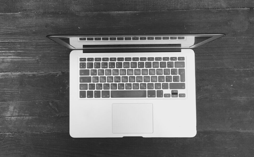 Nuovo MacBook OLED di Apple