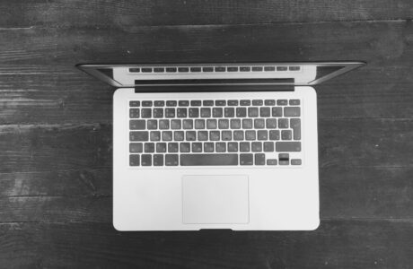 Nuovo MacBook OLED di Apple