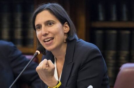 Elly Schlein durante una conferenza
