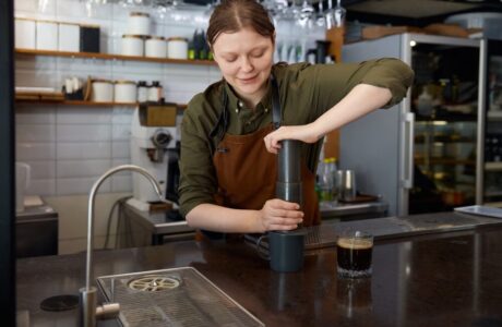 AeroPress Brewer e Macinacaffè Manuale in Noce