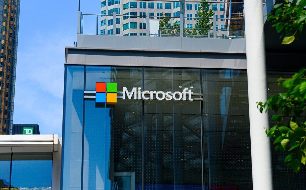 Microsoft e sindacati degli insegnanti USA siglano standard per l'uso dell'AI nelle scuole