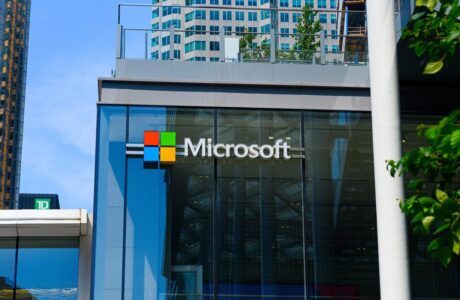 Microsoft e sindacati degli insegnanti USA siglano standard per l'uso dell'AI nelle scuole