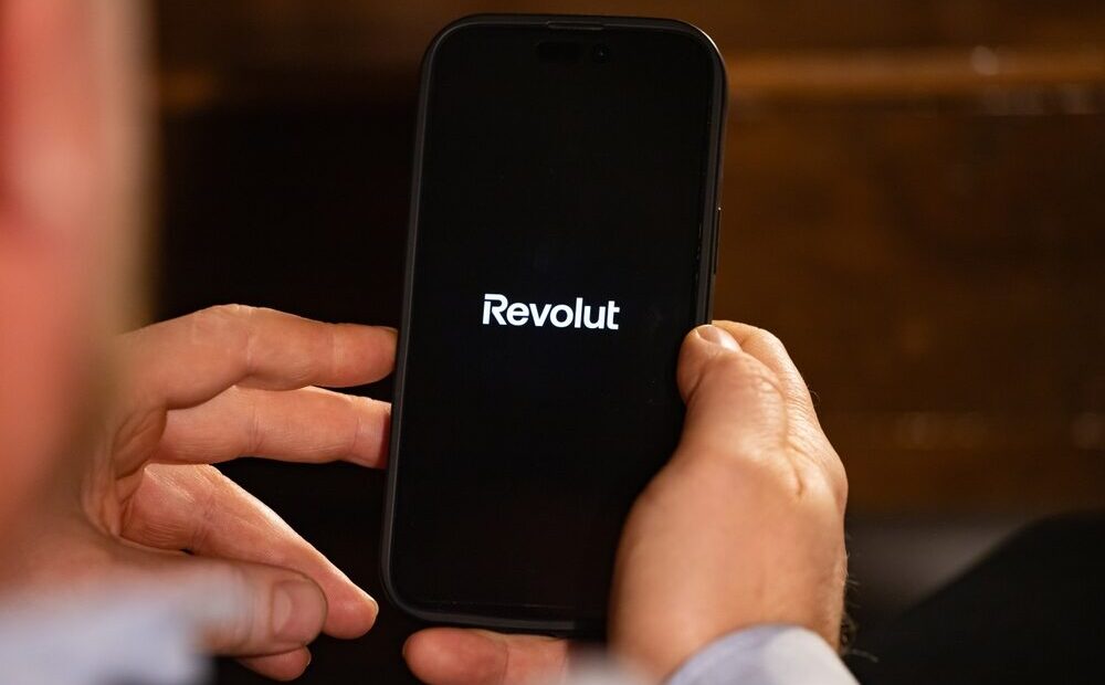 Rappresentazione del sistema di pagamento con riconoscimento facciale di Revolut