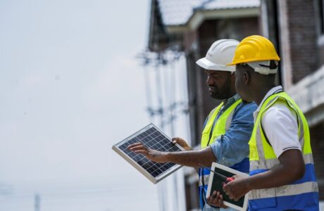 Giovani e senior al lavoro insieme